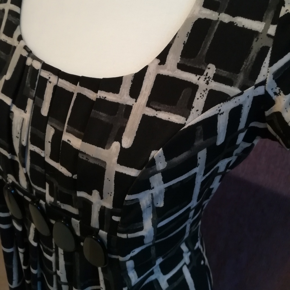 Geometric design pattern dress - Picture 5 of 5